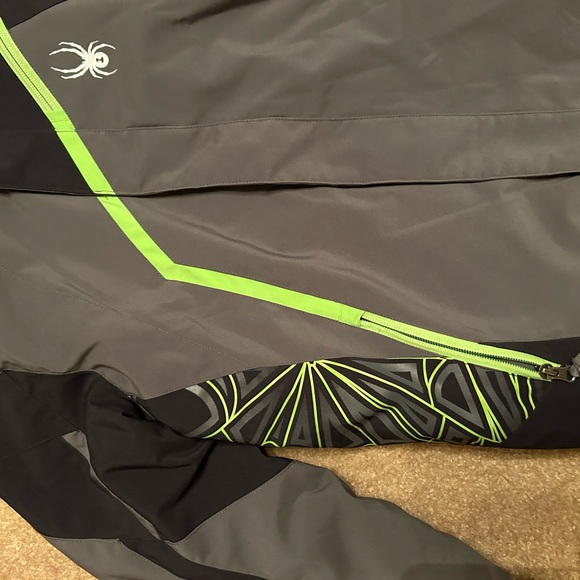 Spyder kids jacket and pants only like new condition it was only used a weekend. - Picture 4 of 8